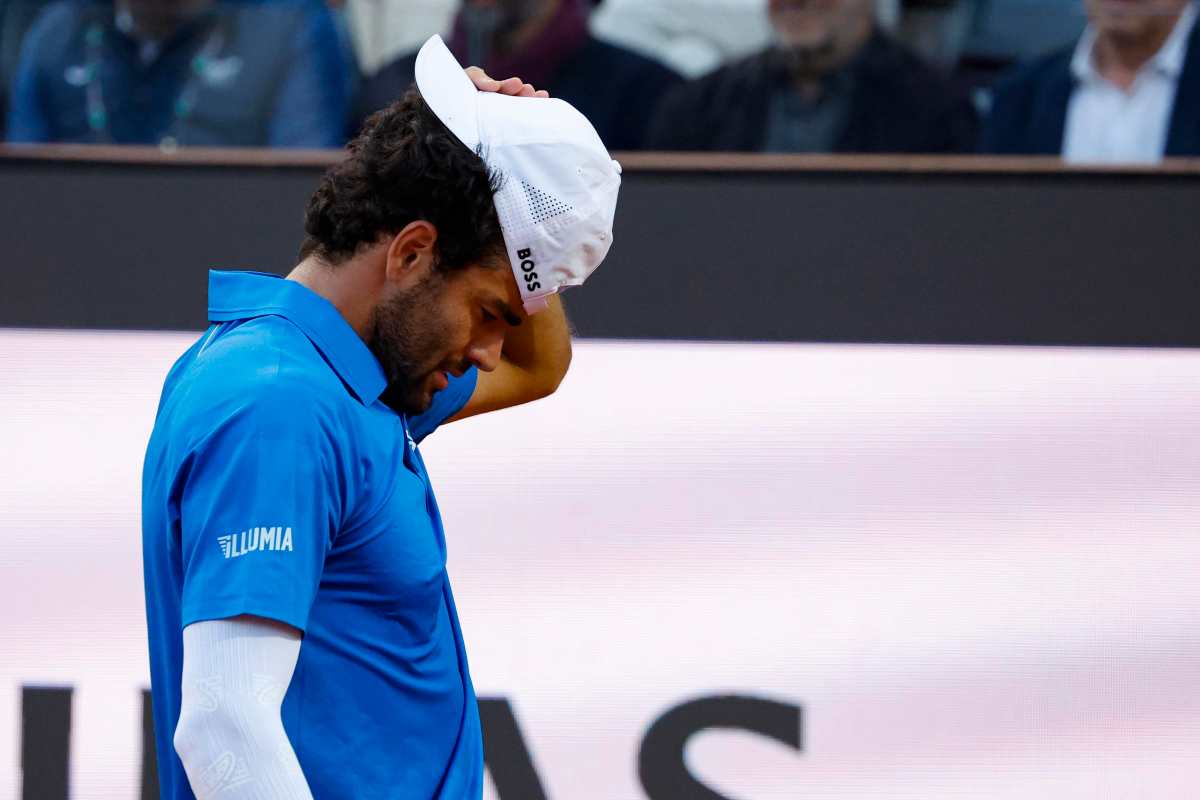 Berrettini si aggiusta il cappellino con espressione sofferente