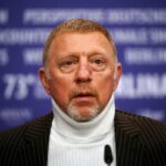 Primo piano di Boris Becker con espressione stupito/arrabbiata