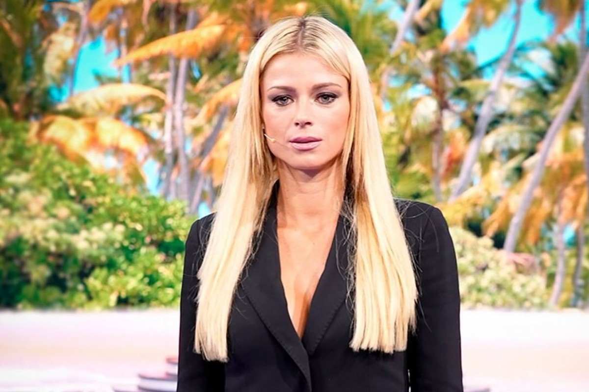 Camila Giorgi nello studio dell'Isola dei Famosi