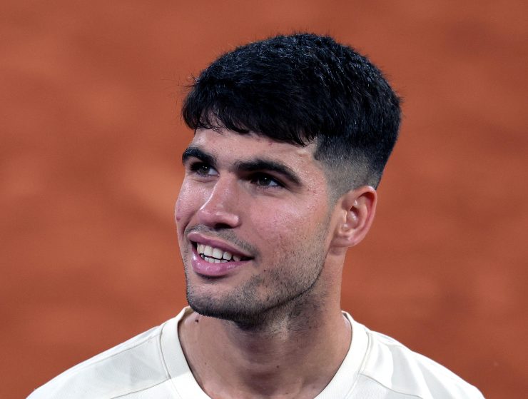Carlos Alcaraz sorridente in campo