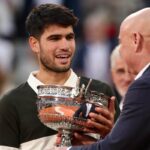 Carlos Alcaraz riceve da Andre Agassi la Coppa dei Moschettieri