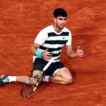 Carlos Alcaraz si butta a terra dopo aver vinto il Roland Garros