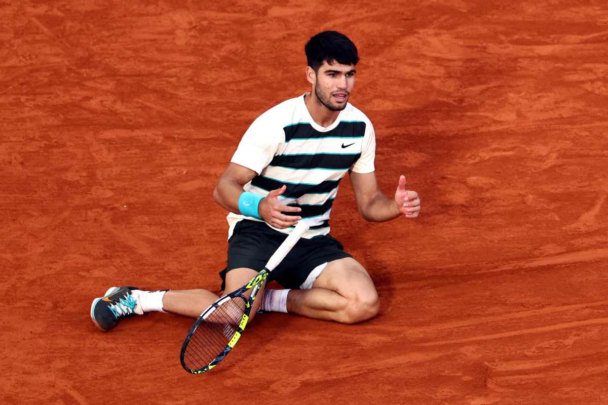 Carlos Alcaraz si butta a terra dopo aver vinto il Roland Garros