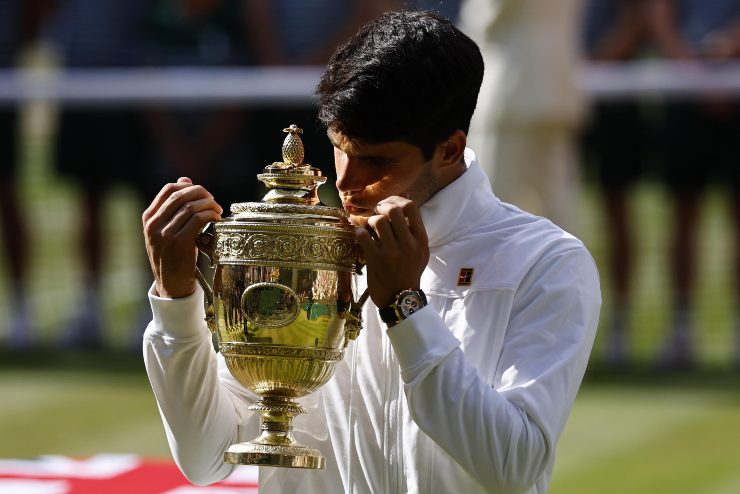 Carlos Alcaraz bacia il trofeo di Wimbledon vinto lo scorso anno