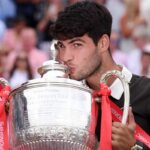 Carlos Alcaraz bacia il trofeo vinto al Queen's