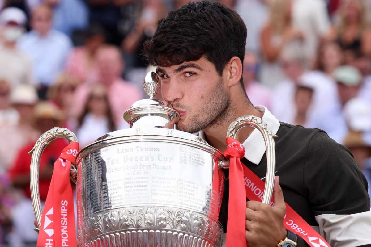 Carlos Alcaraz bacia il trofeo vinto al Queen's