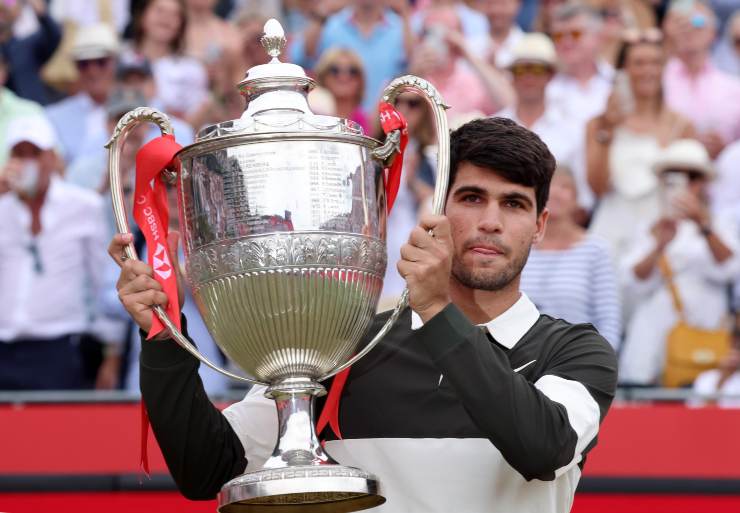 Carlos Alcaraz col trofeo del Queen's