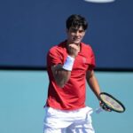 Federico Cinà festeggia alzando il pugno, dopo aver vinto un match al Miami Open