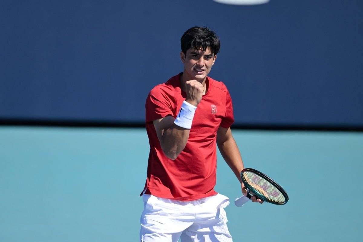 Federico Cinà festeggia alzando il pugno, dopo aver vinto un match al Miami Open