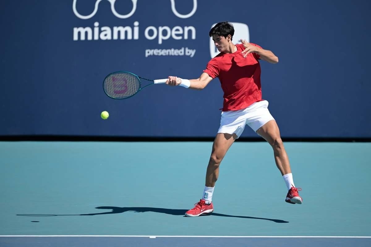 Federico Cinà in azione col dritto sul cemento del Miami Open