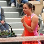 Cocciaretto festeggia la vittoria alzando il pugno