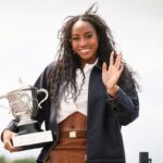 Coco Gauff mostra il trofeo di Parigi ai fotografi