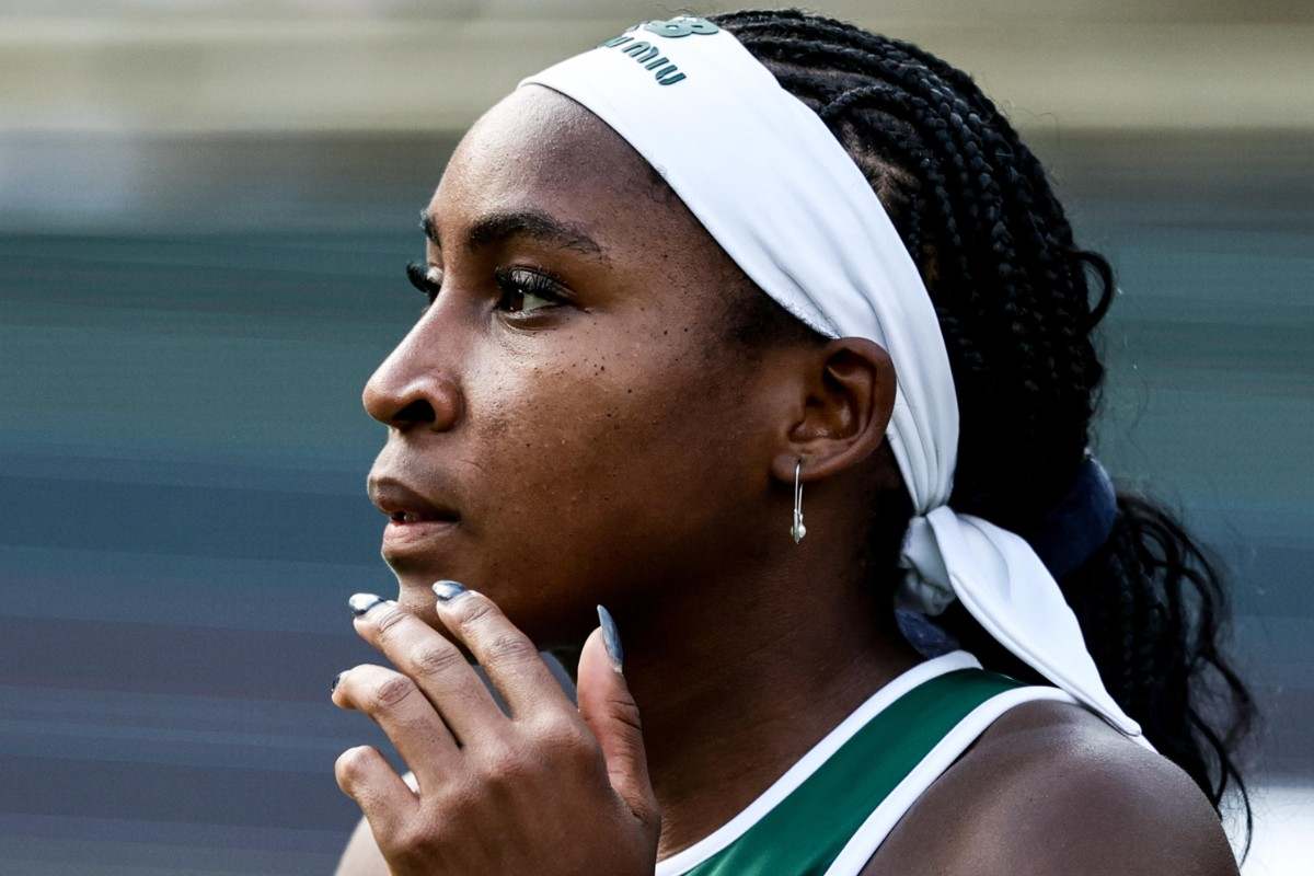 Coco Gauff preoccupata durante un match