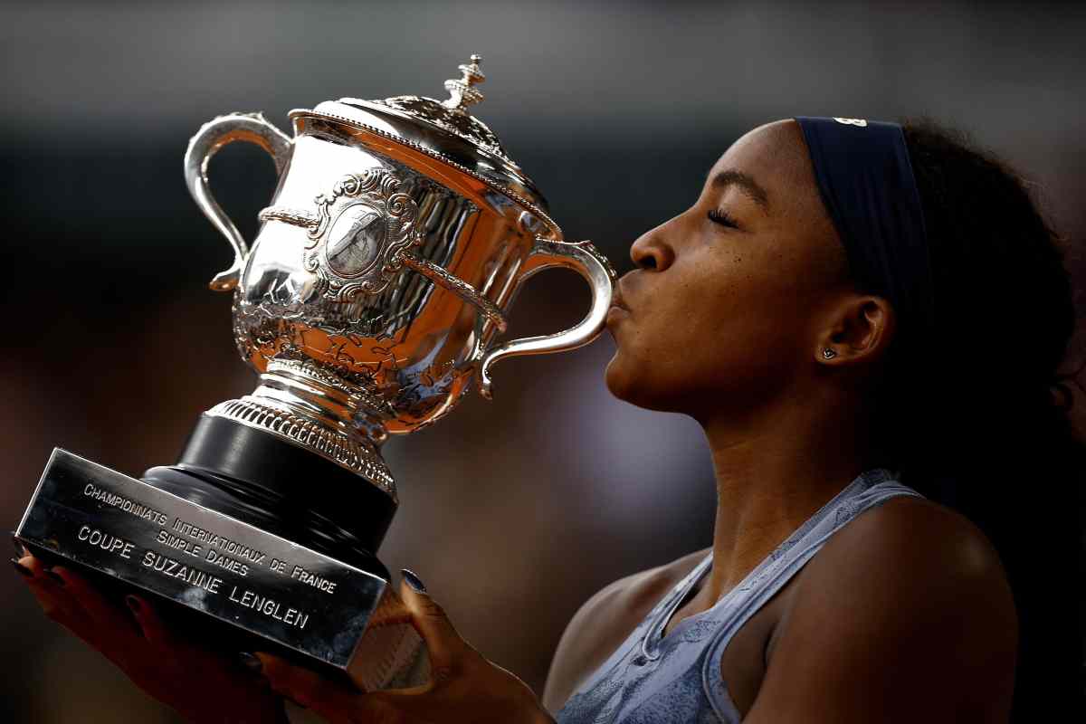 Coco Gauff bacia il trofeo del Roland Garros