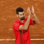 Djokovic saluta i tifosi di Parigi