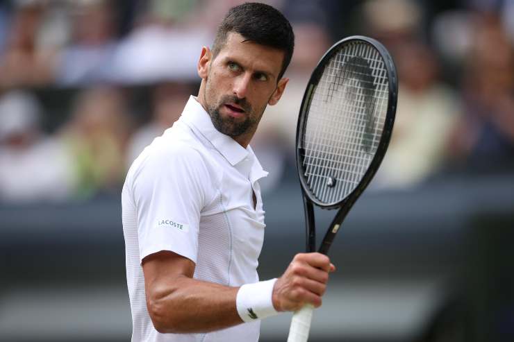 Djokovic mostra la racchetta