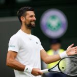 Novak Djokovic sorridente in allenamento a Wimbledon