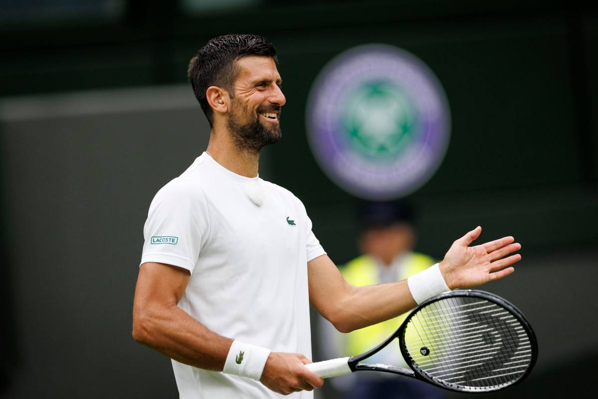 Novak Djokovic sorridente in allenamento a Wimbledon