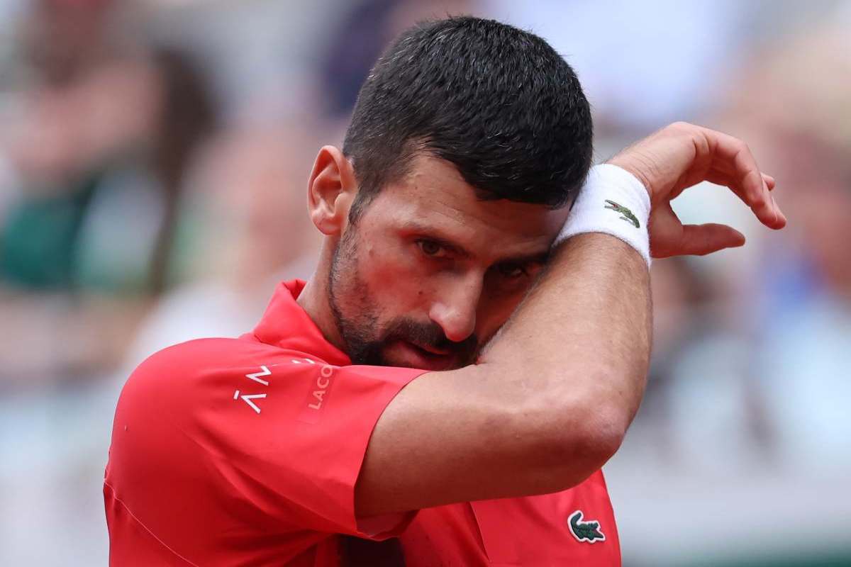 Novak Djokovic si asciuga il viso