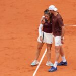 Sara Errani e Andrea Vavassori si abbracciano dopo la vittoria