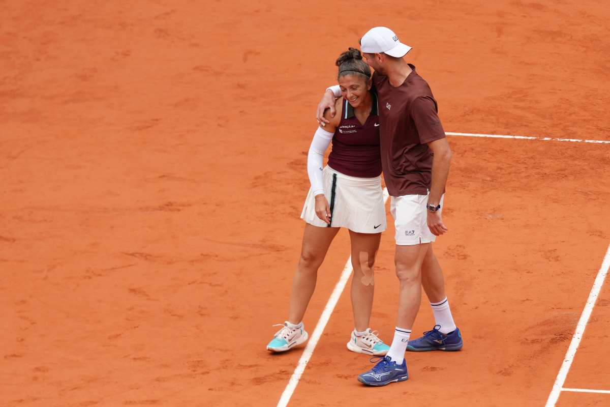 Sara Errani e Andrea Vavassori si abbracciano dopo la vittoria