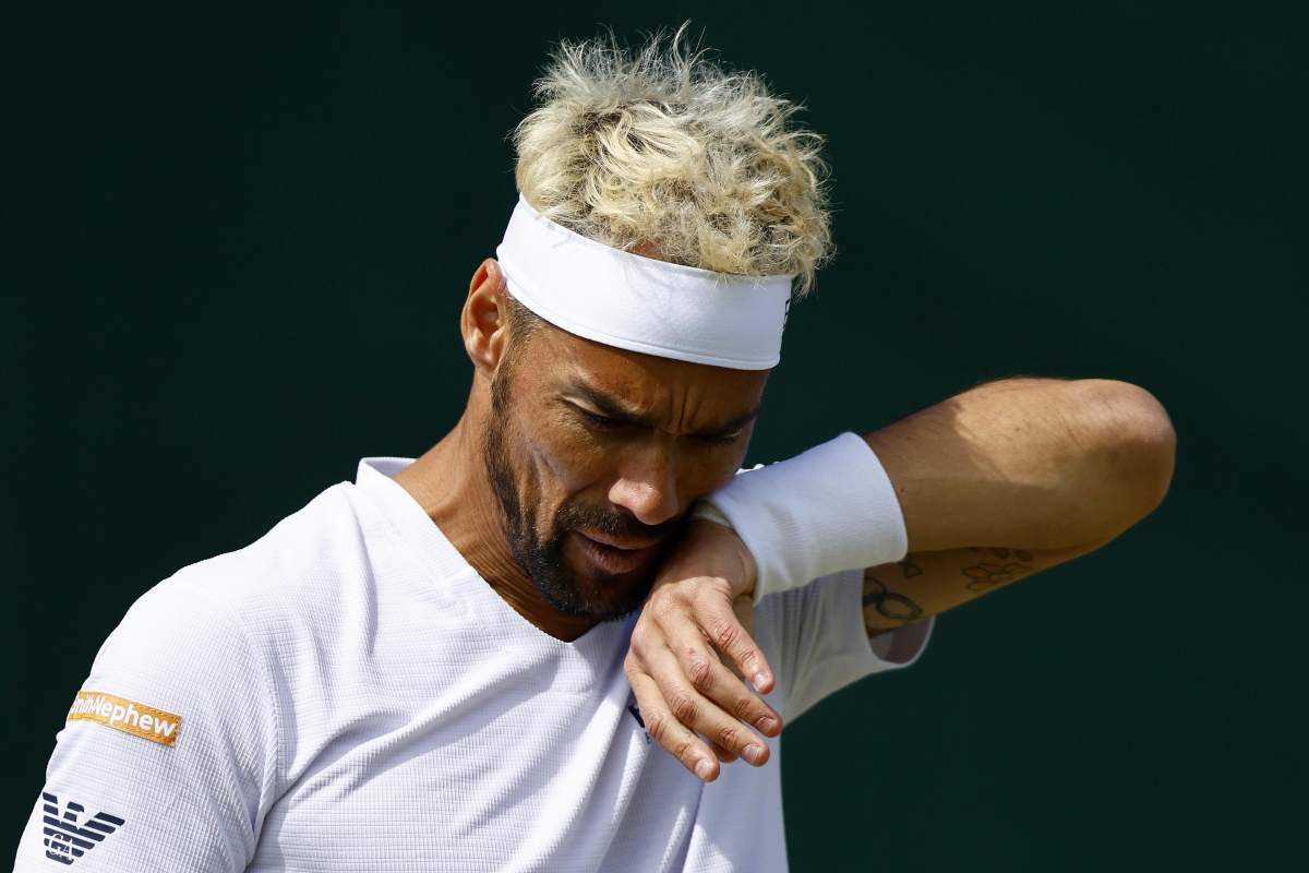 Fabio Fognini si asciuga il sudore con un polsino