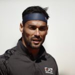 Primo piano di Fabio Fognini in campo con fascia tra i capelli
