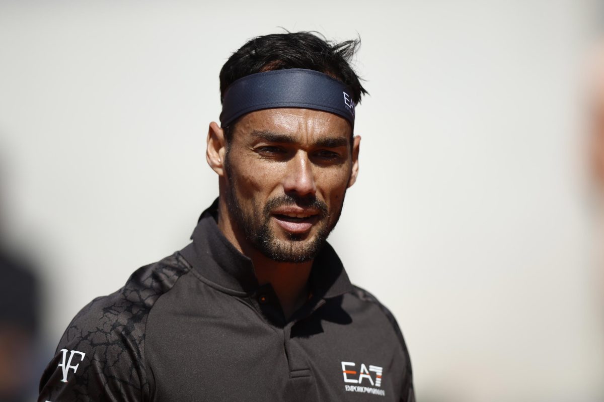Primo piano di Fabio Fognini in campo con fascia tra i capelli