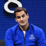 Roger Federer seduto con la casacca del Team Europe