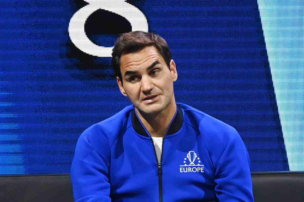 Roger Federer seduto con la casacca del Team Europe