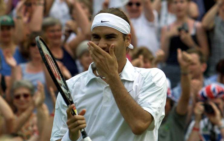 Roger Federer con una mano sul volto dopo la vittoria contro Sampras a Wimbledon 2001