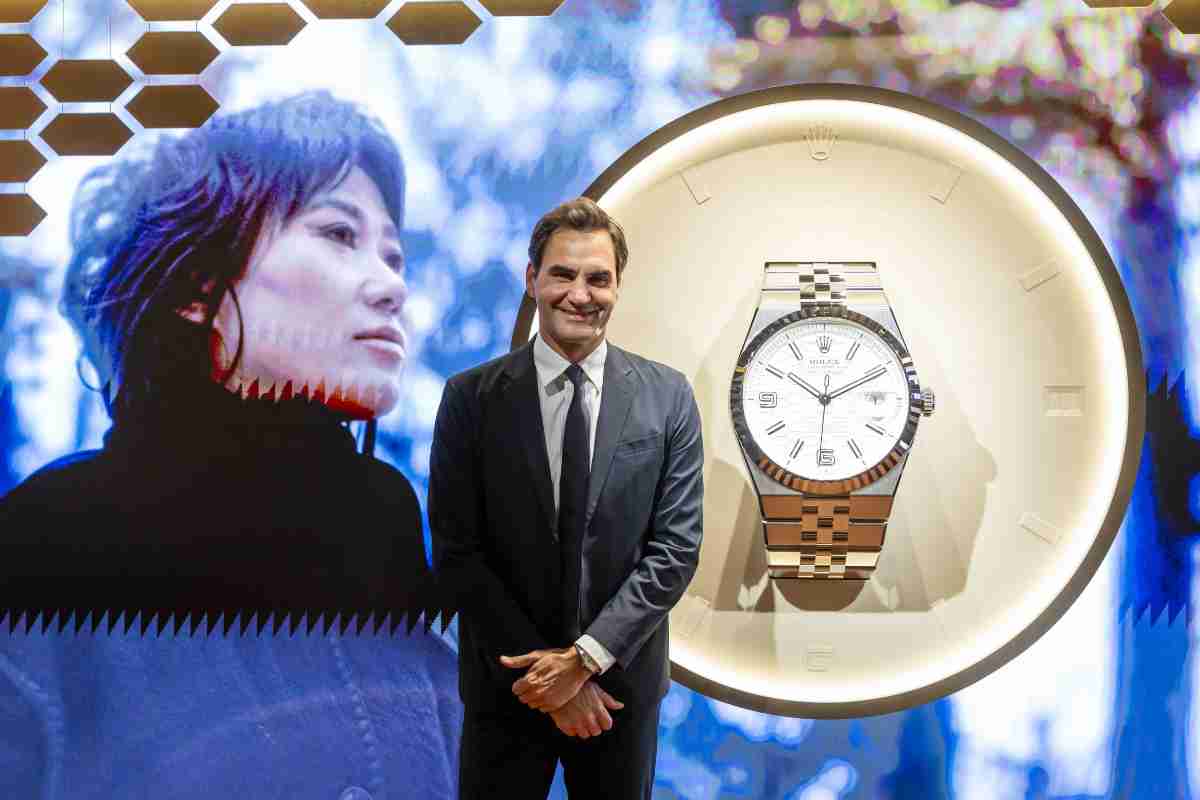 Federer posa avanti ad un orologio di classe