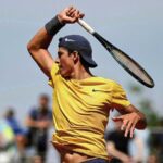 Federicò Cinà in azione col dritto