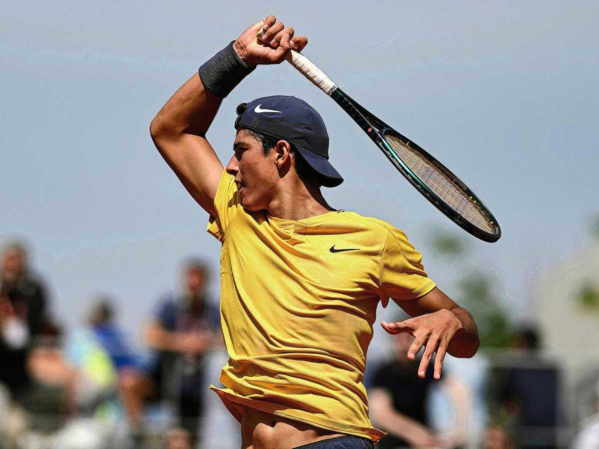 Federicò Cinà in azione col dritto
