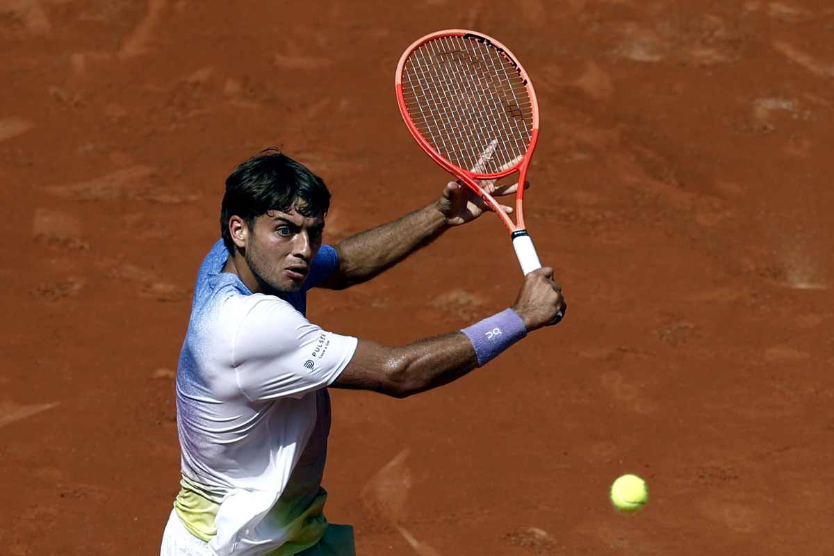 Flavio Cobolli in azione con il rovescio al Roland Garros