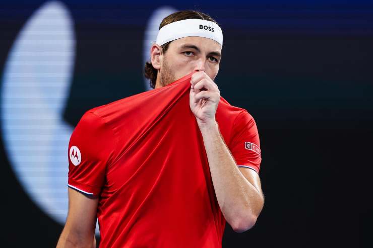 Taylor Fritz si porta la maglia sulla bocca