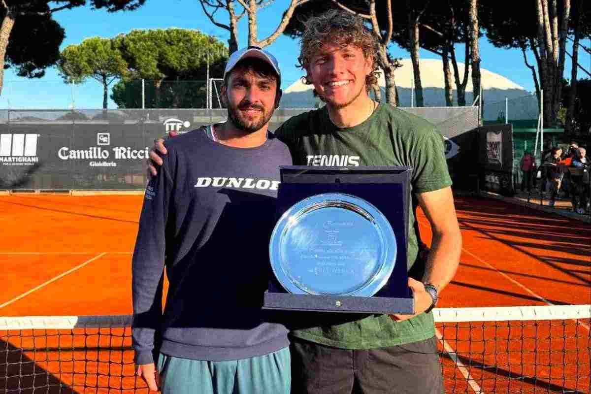 Jacopo Berrettini posa con il trofeo vinto a Cervia
