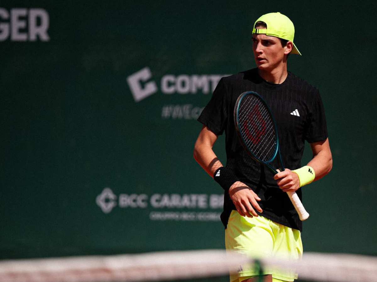 Jacopo Vasamì in campo con maglia nera e cappellino giallo