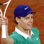 Jannik Sinner saluta il pubblico di Parigi