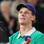 Jannik Sinner applaude i tifosi