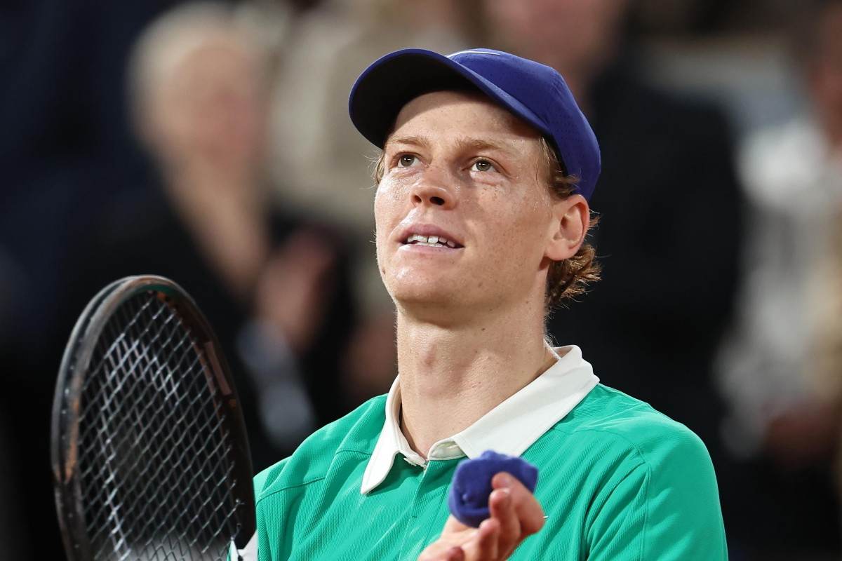 Jannik Sinner applaude i tifosi