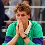 Jannik Sinner disperato dopo aver perso la finale di Parigi