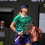 Il tennista numero uno al mondo Jannik Sinner si dispera