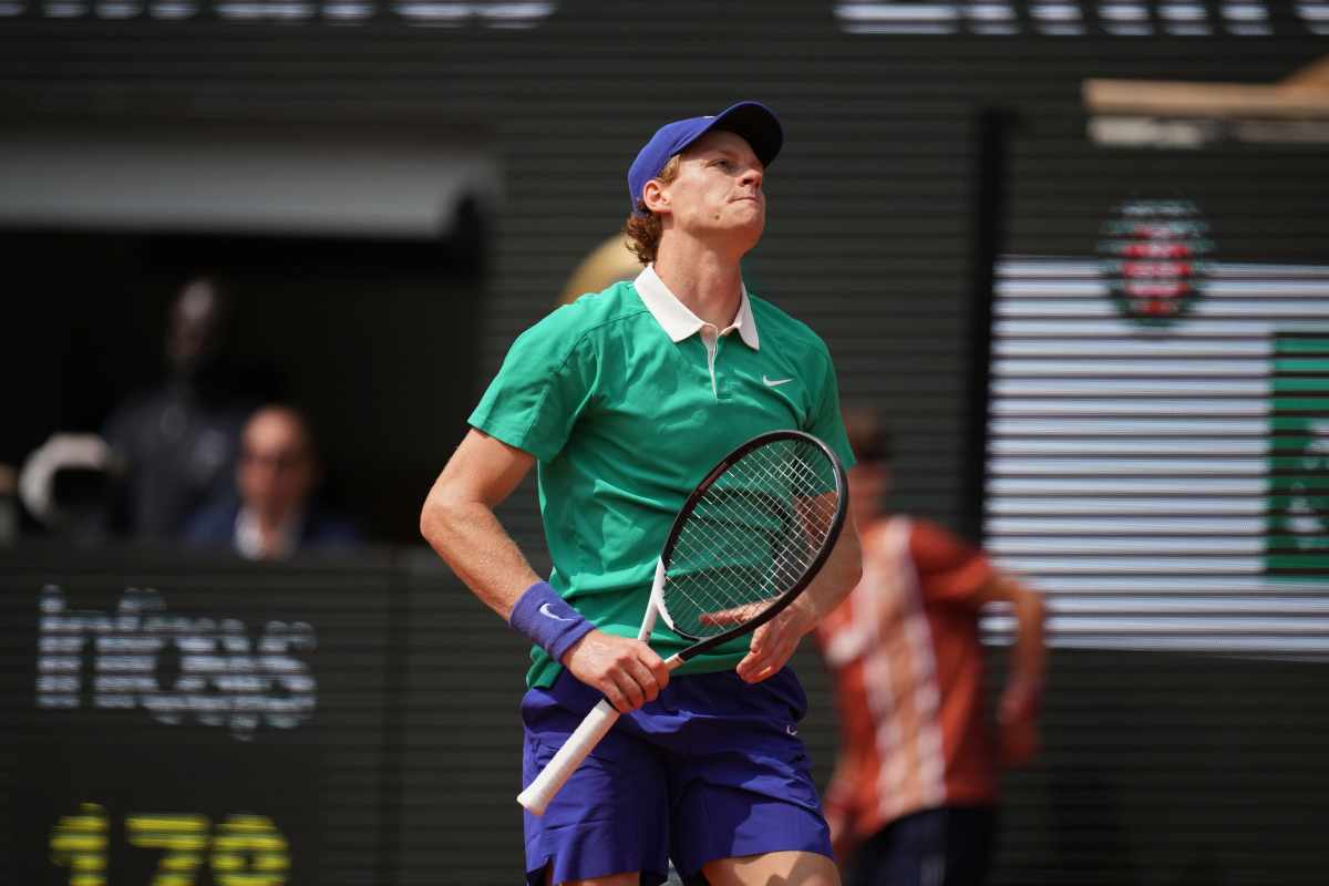 Il tennista numero uno al mondo Jannik Sinner si dispera