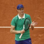 Jannik Sinner applaude con la racchetta