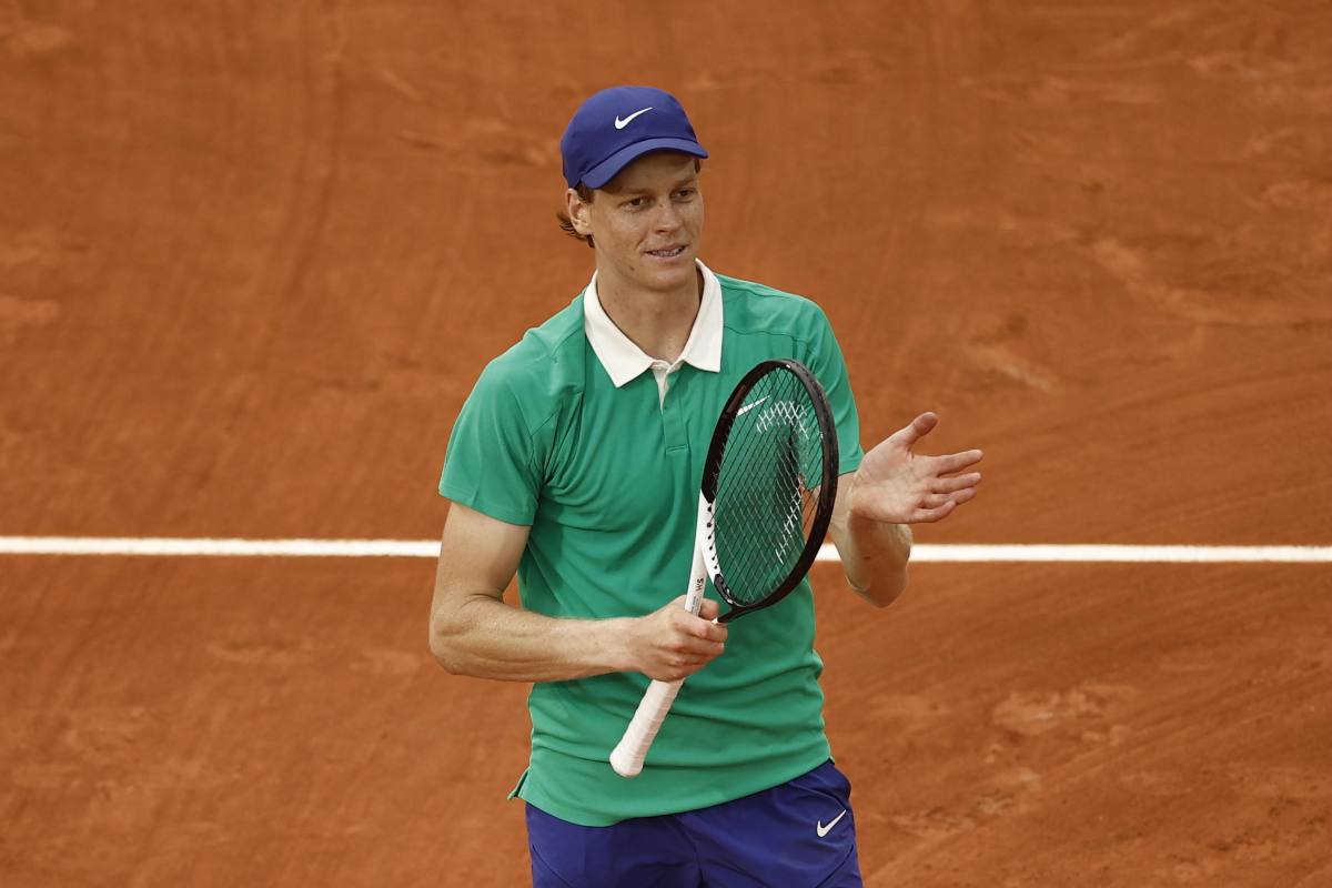 Jannik Sinner applaude con la racchetta