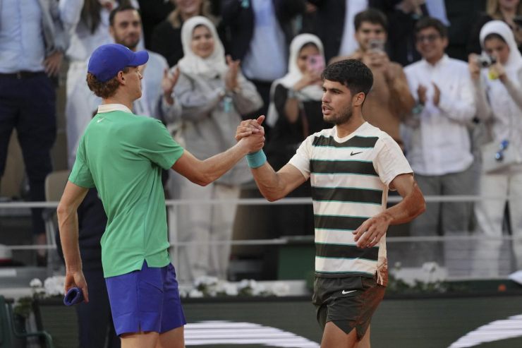 Jannik Sinner e Carlos Alcaraz si stringono le mani al termine della finale Roland Garros