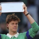 Jannik Sinner solleva sopra la testa il trofeo come finalista del Roland Garros