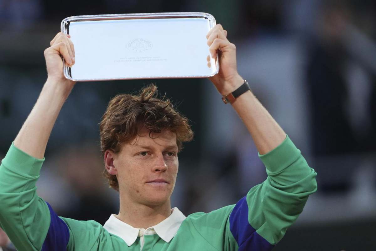 Jannik Sinner solleva sopra la testa il trofeo come finalista del Roland Garros