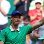 Jannik Sinner saluta il pubblico di Halle